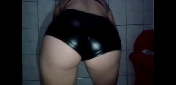  esposa safada gostosa dançando funk de shortinho colado mostrando a bunda